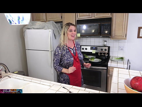 ❤️ Stiefmoeder melkt hem in de keuken voor zijn date ❤️ Harde porno at nl.pi-porno.ru ️❤